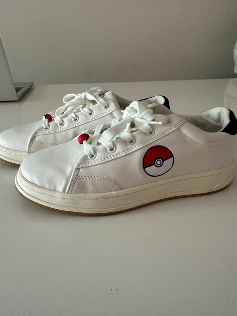 Witte Pokémon Sneakers met Pikachu en Pokébal details, Wit, Ophalen of Verzenden, Sneakers of Gympen, Zo goed als nieuw