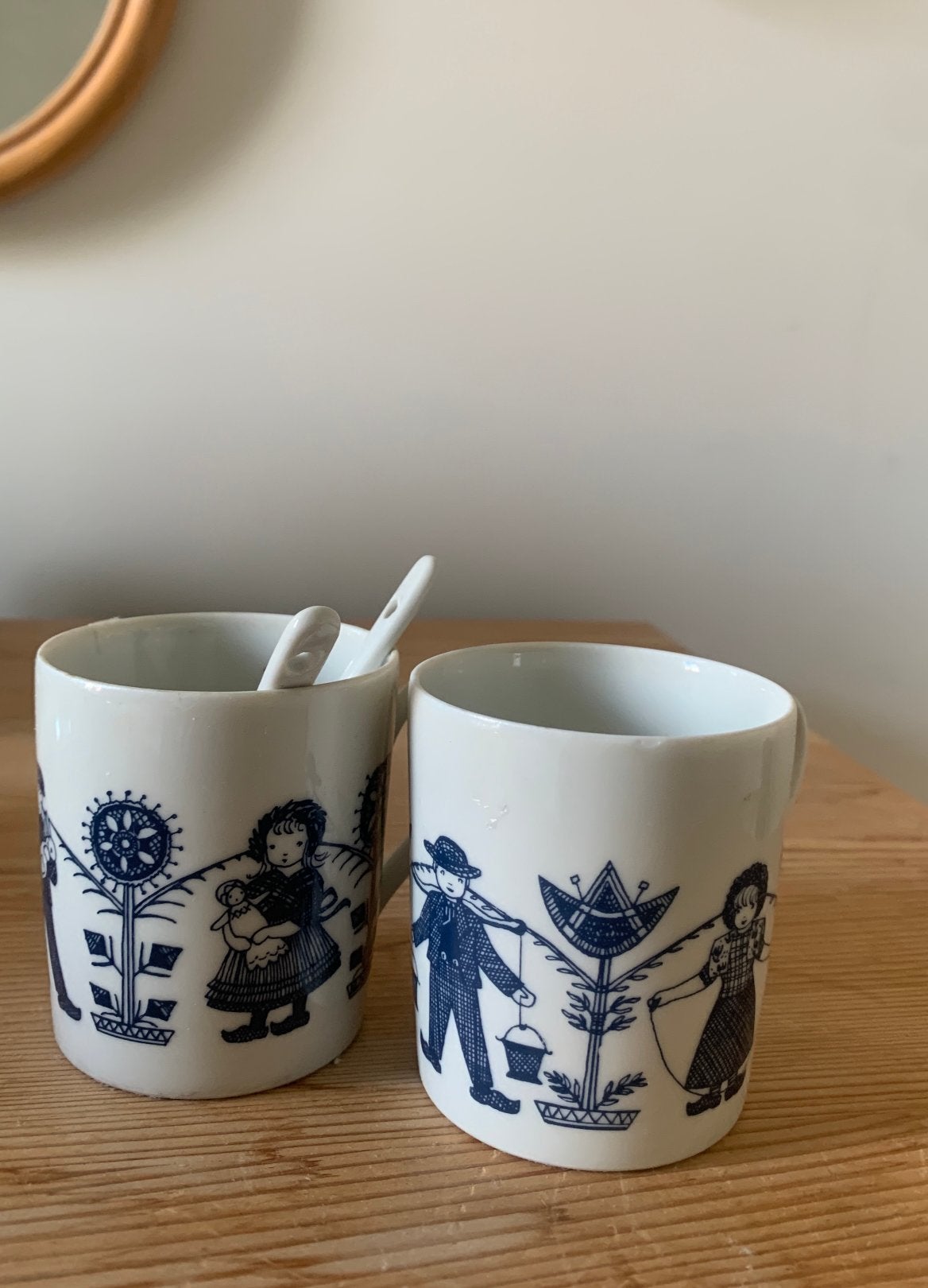 Leeuwenzegel klederdracht kopjes Nunspeet en Spakenburg, Ophalen of Verzenden, Porselein, Overige stijlen, Kop(pen) en/of Schotel(s)