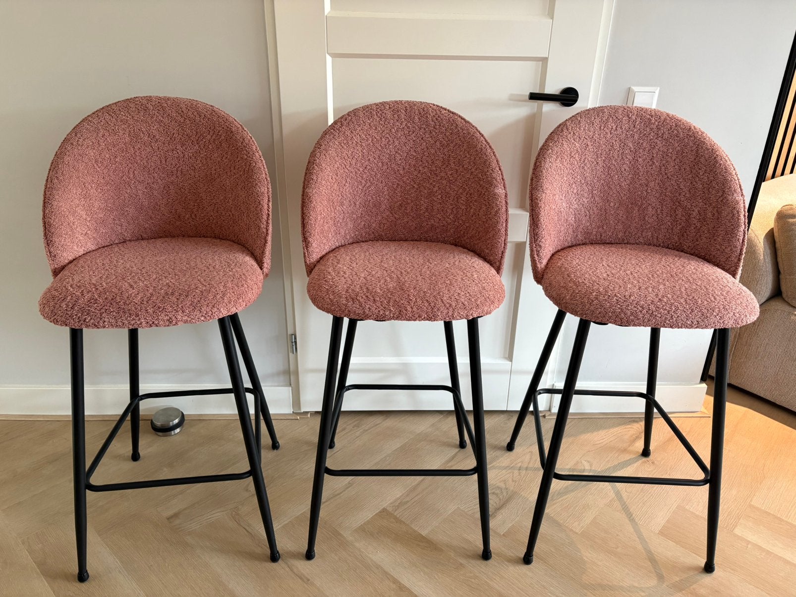 Roze bouclé barkrukken - Set van 3, Ophalen, Met voetsteun, Zo goed als nieuw, 90 cm of meer