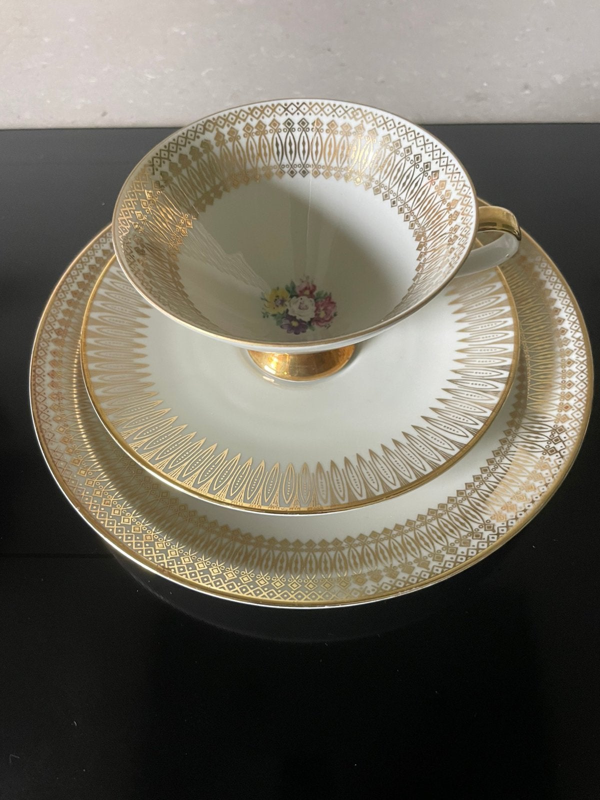 theekopje en schotel Beiers bordje Gouden Bloemen Theekopje, Antiek en Kunst, Ophalen of Verzenden