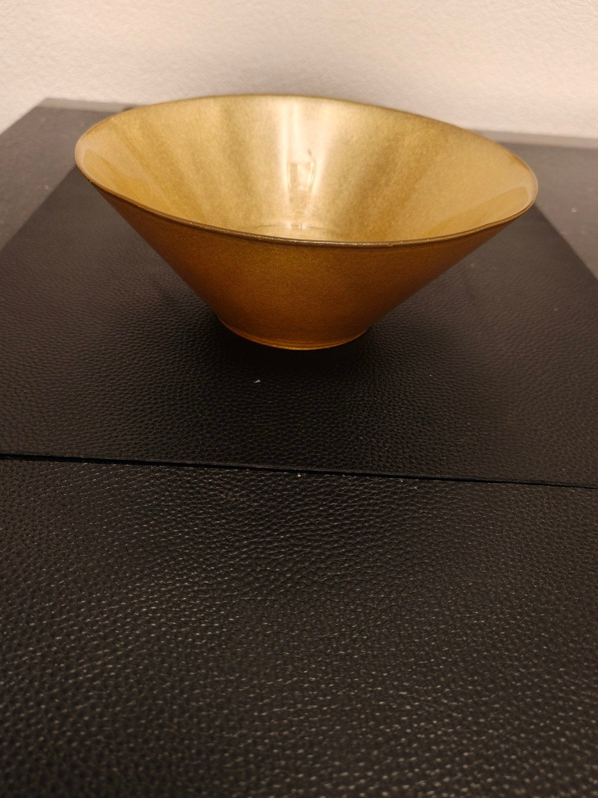goudkleurige bloempot, Rond, Ophalen of Verzenden, Aardewerk, Minder dan 40 cm