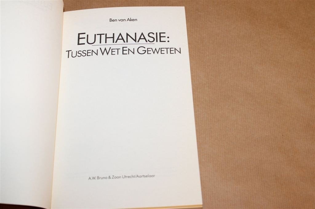 Euthanasie — Tussen Wet en Geweten 1986, Ophalen of Verzenden, Gelezen