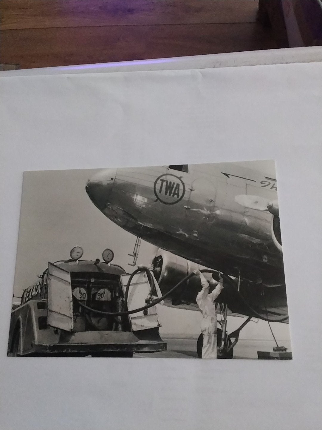 Vintage TWA Vliegtuig Tanken Ansichtkaart HEMA, Verzamelen, Ansichtkaarten | Themakaarten, Ophalen of Verzenden, 1940 tot 1960