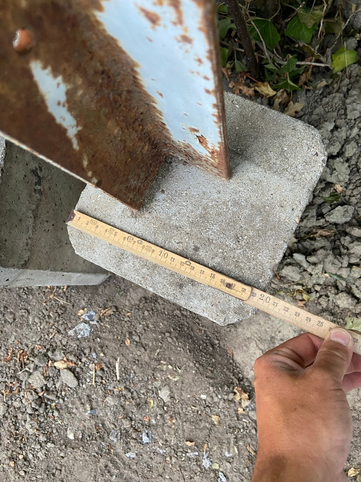 Beton poeren met metalen L- beugels 3stuks teab, Ophalen, Gebruikt