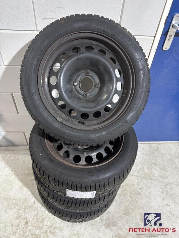 Set winterbanden op stalen velgen Peugeot 208 16inch, Gebruikt, 16 inch, Banden en Velgen