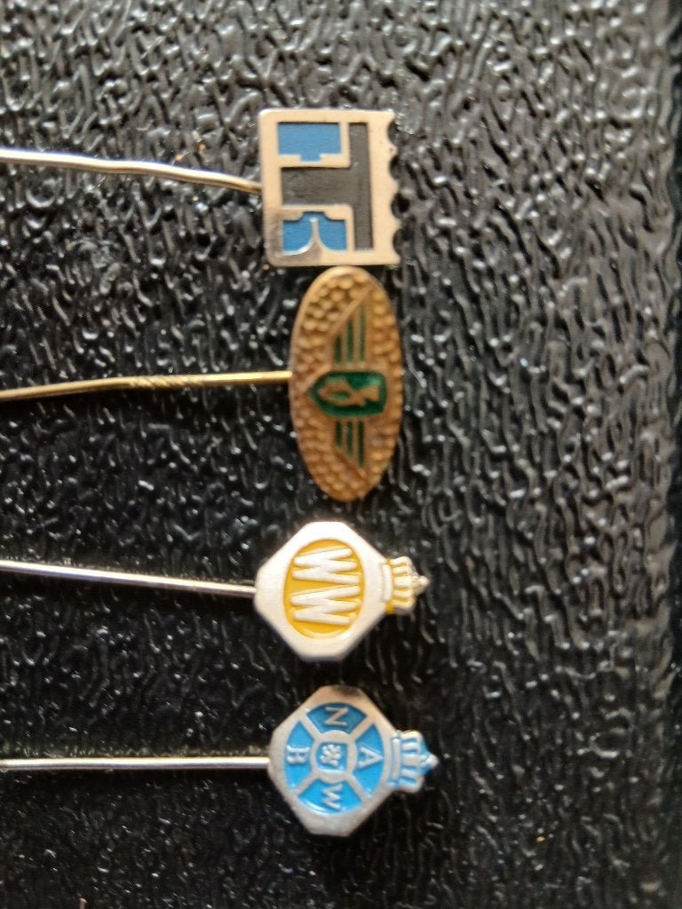 4 OUDE INSIGNES.    BIEDEN., Ophalen of Verzenden