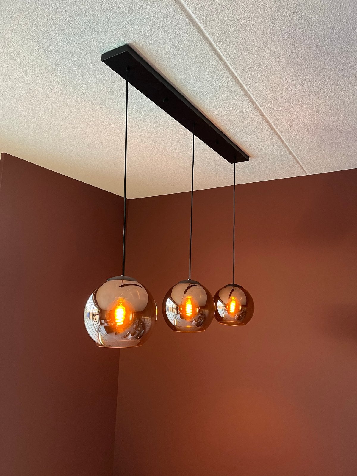 Moderne hanglamp met 3 koper glazen bollen, Ophalen, Zo goed als nieuw, Glas, E27 (groot)