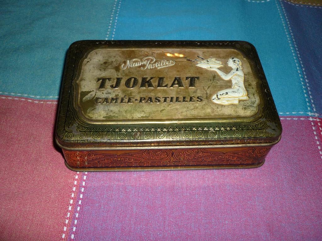 Vierkante tjoklat blik in goede staat, Verzamelen, Blikken, Ophalen of Verzenden, Gebruikt, Overige