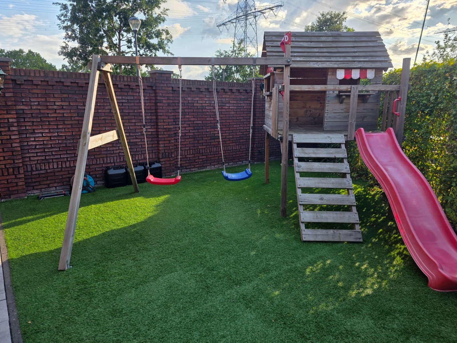 Speelhuisje met schommels en glijbaan, Kinderen en Baby's, Speelgoed | Buiten | Speeltoestellen, Ophalen, Gebruikt, Schommel