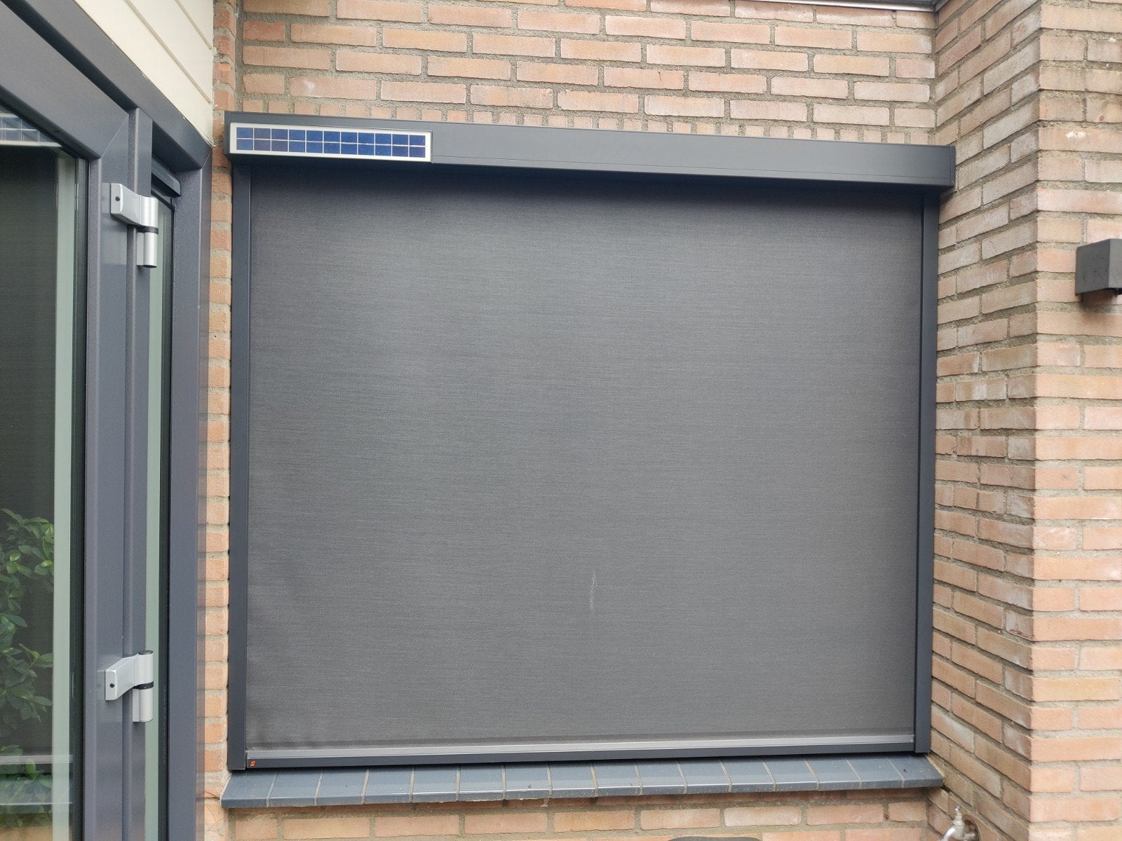 Solar screen met zonnepaneel en afstandsbediening, Elektrisch, Ophalen of Verzenden, 150 tot 300 cm, Screen