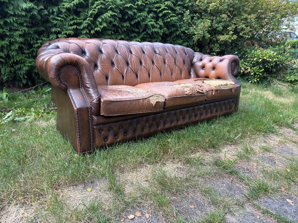Gratis op te halen. 2 chesterfield banken, Huis en Inrichting, Banken | Bankstellen, Ophalen, Gebruikt, Chesterfield, Driepersoons