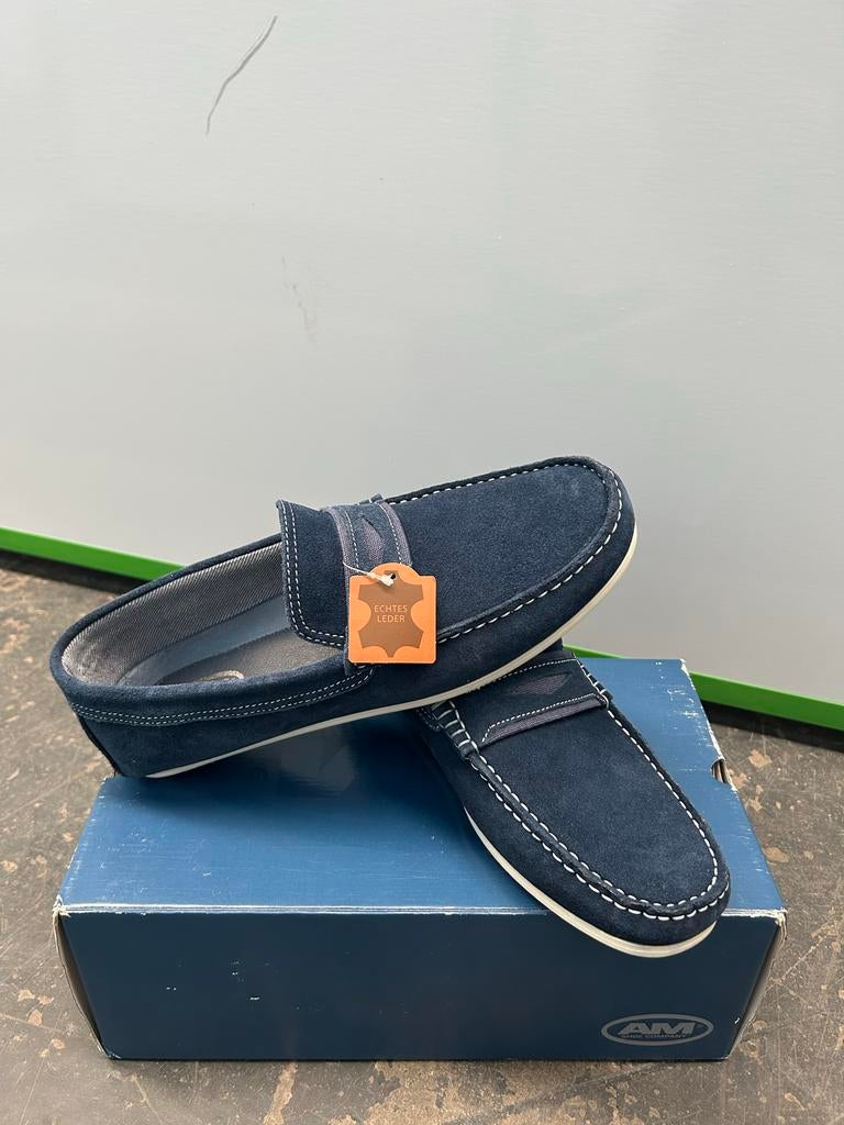 Nieuwe donkerblauwe suède instappers - Maat 45, Ophalen of Verzenden, Nieuw, Blauw, Instappers