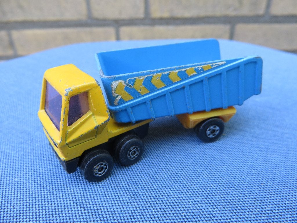 Matchbox Articulated Freeway Tipper Truck, Ophalen of Verzenden, Gebruikt, Bus of Vrachtwagen