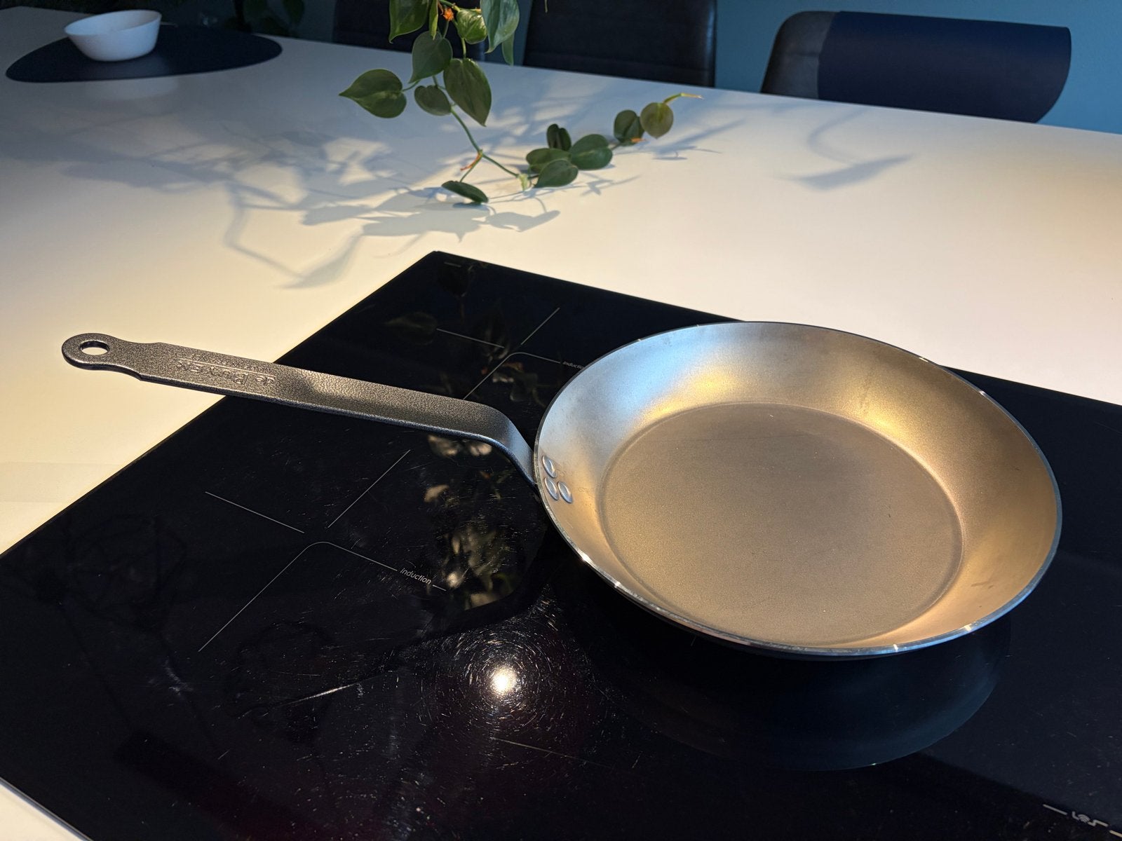 De Buyer Carbone Koekenpan 28 cm plaatstaal, Ophalen, De Buyer, Nieuw, Geschikt voor inductie