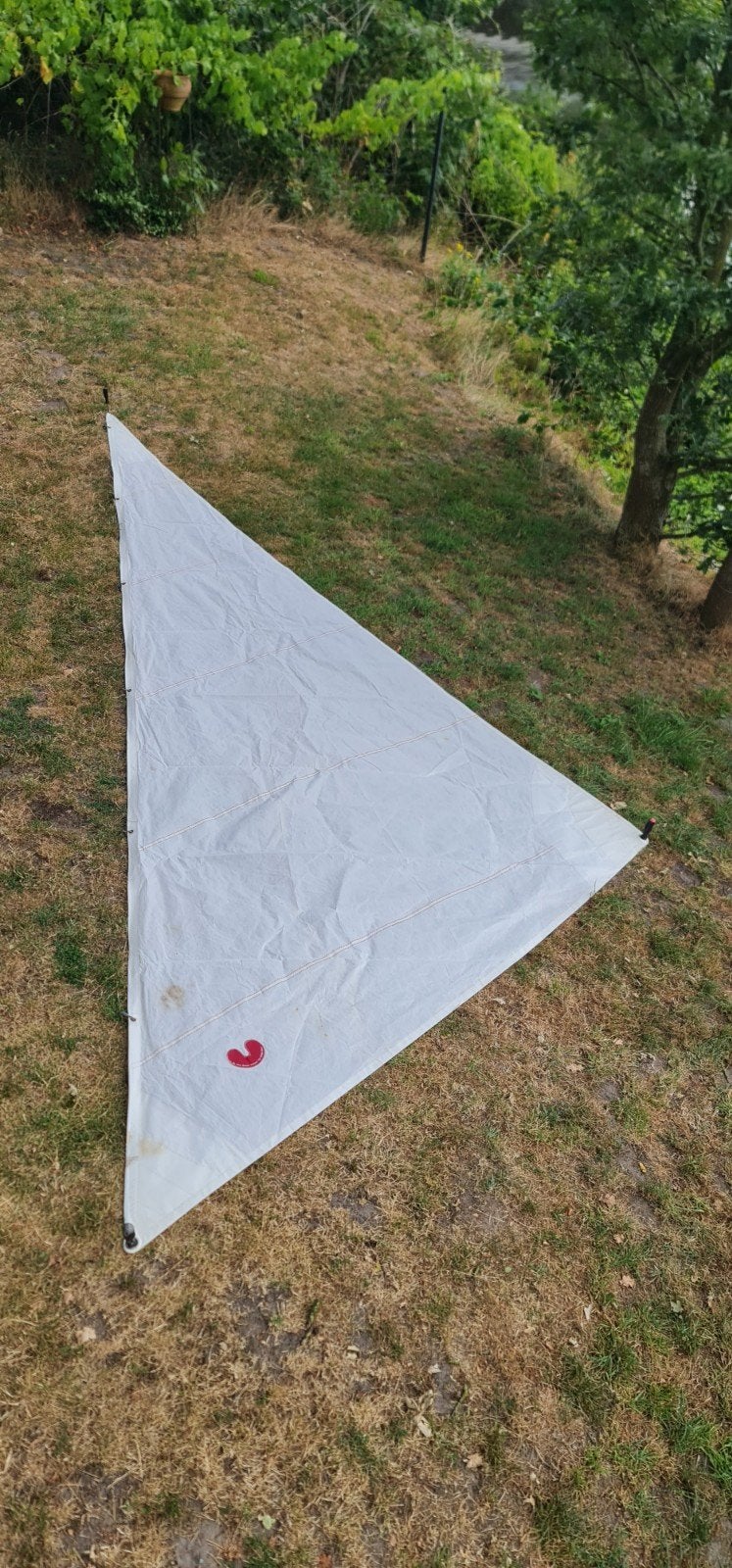 Genua Fok De Vries leuver zeil rood embleem, Watersport en Boten, Gebruikt, Minder dan 15 m², Ophalen of Verzenden, 6 meter of meer