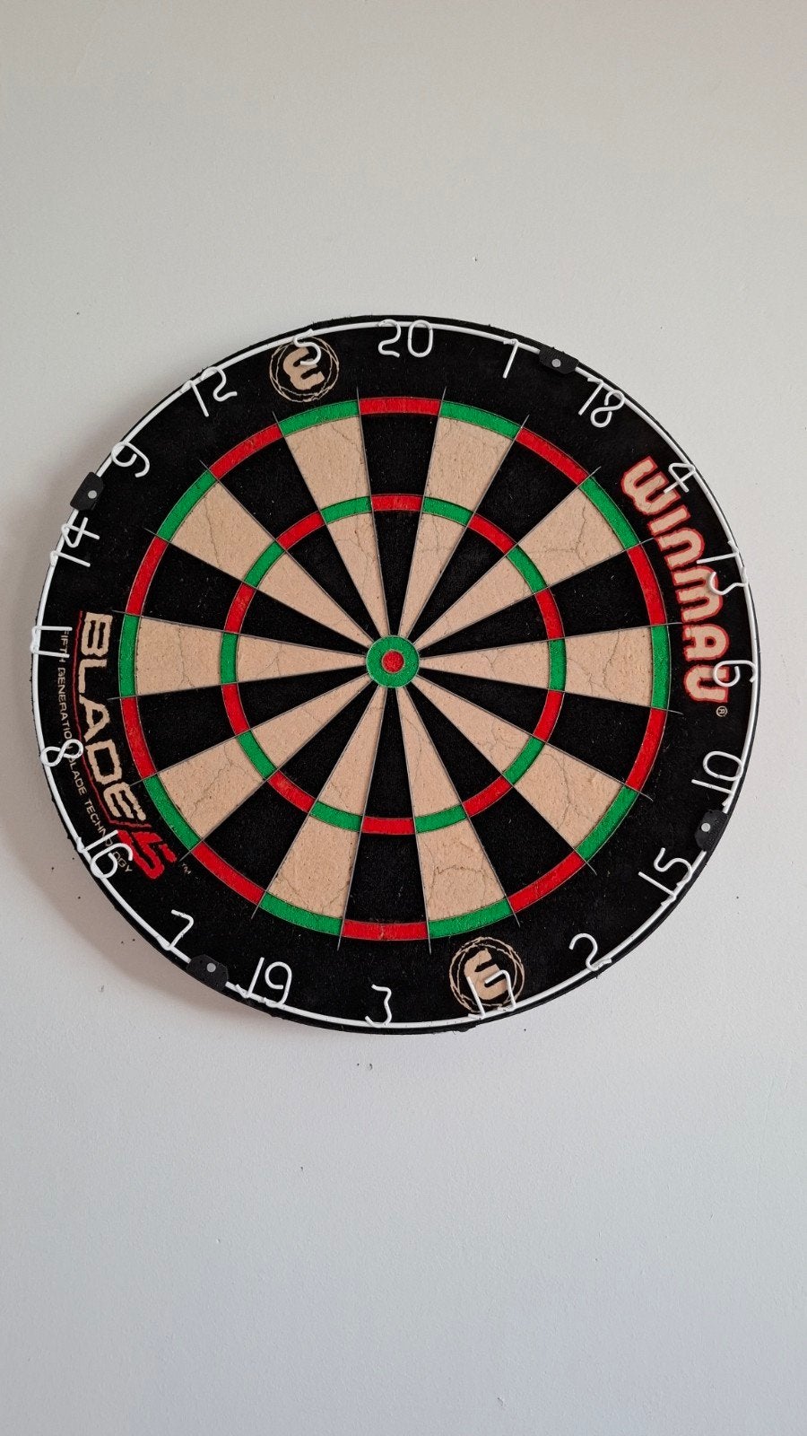 Winmau Blade 6 Dartbord met Darts en Accessoires, Sport en Fitness, Ophalen, Gebruikt, Dartbord met pijlen