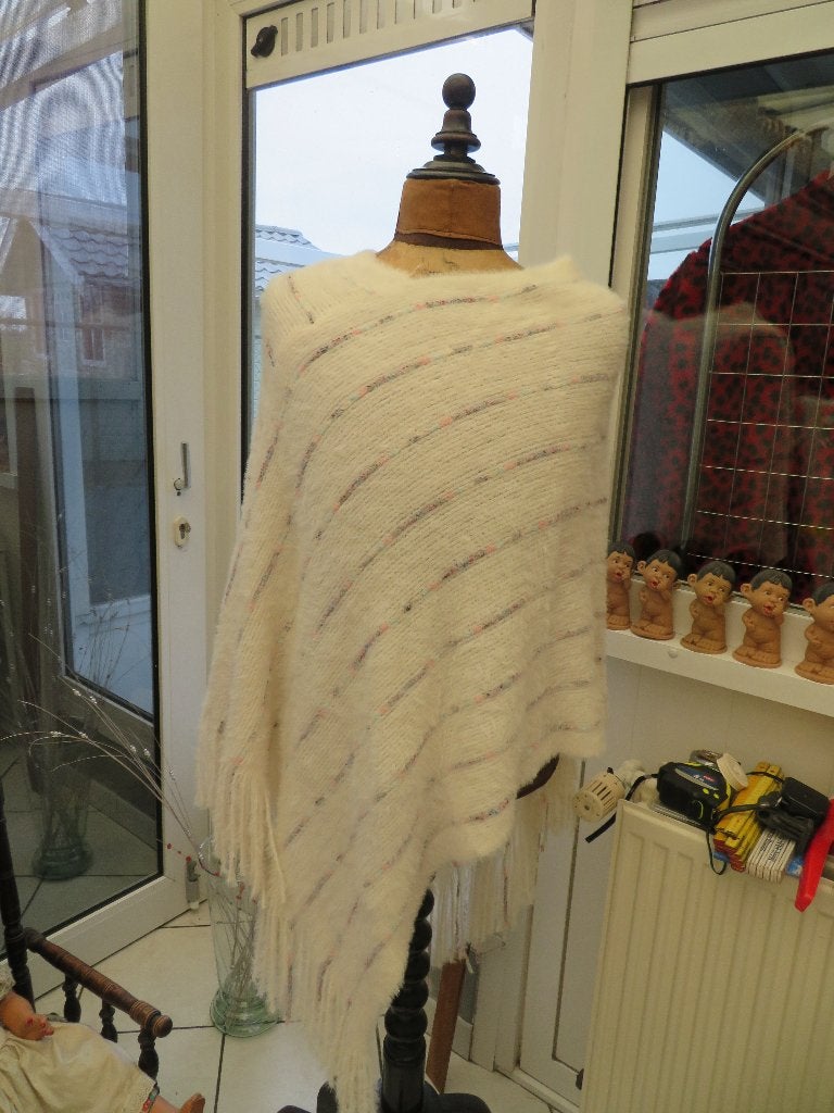 Poncho wit 100% acryl nieuw, Kleding | Dames, Ophalen of Verzenden, Nieuw, Wit