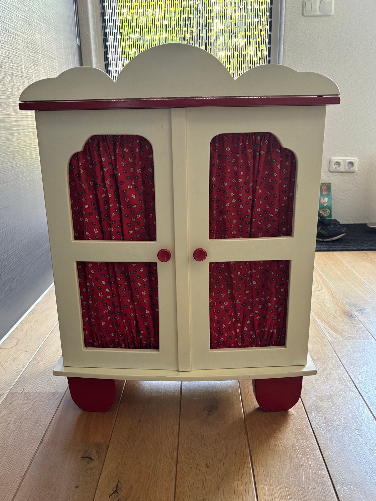 Houten poppenkast/kledingkastje voor poppen, Ophalen, Gebruikt, Toebehoren