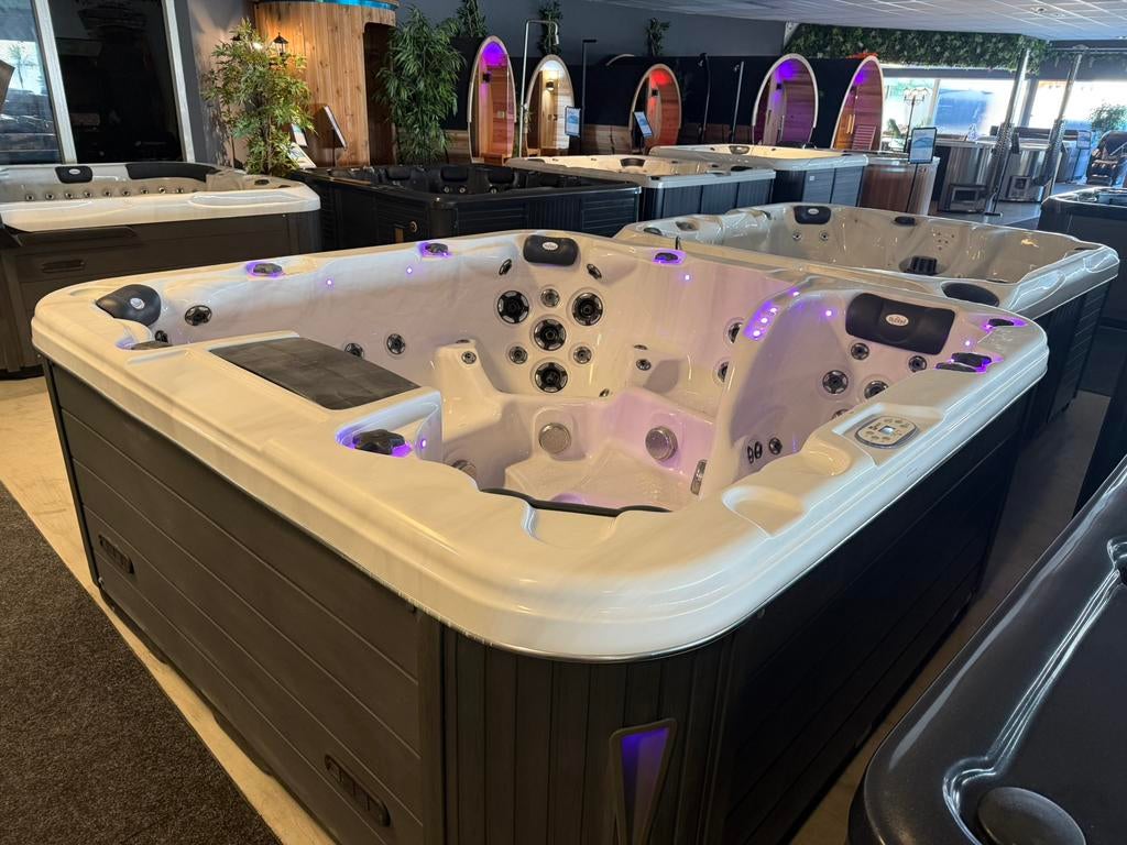 Jacuzzi Spa 230x230 – Balboa – Plug & Play 220V – Luxe Model, Ophalen, Zo goed als nieuw, Trap, Vast