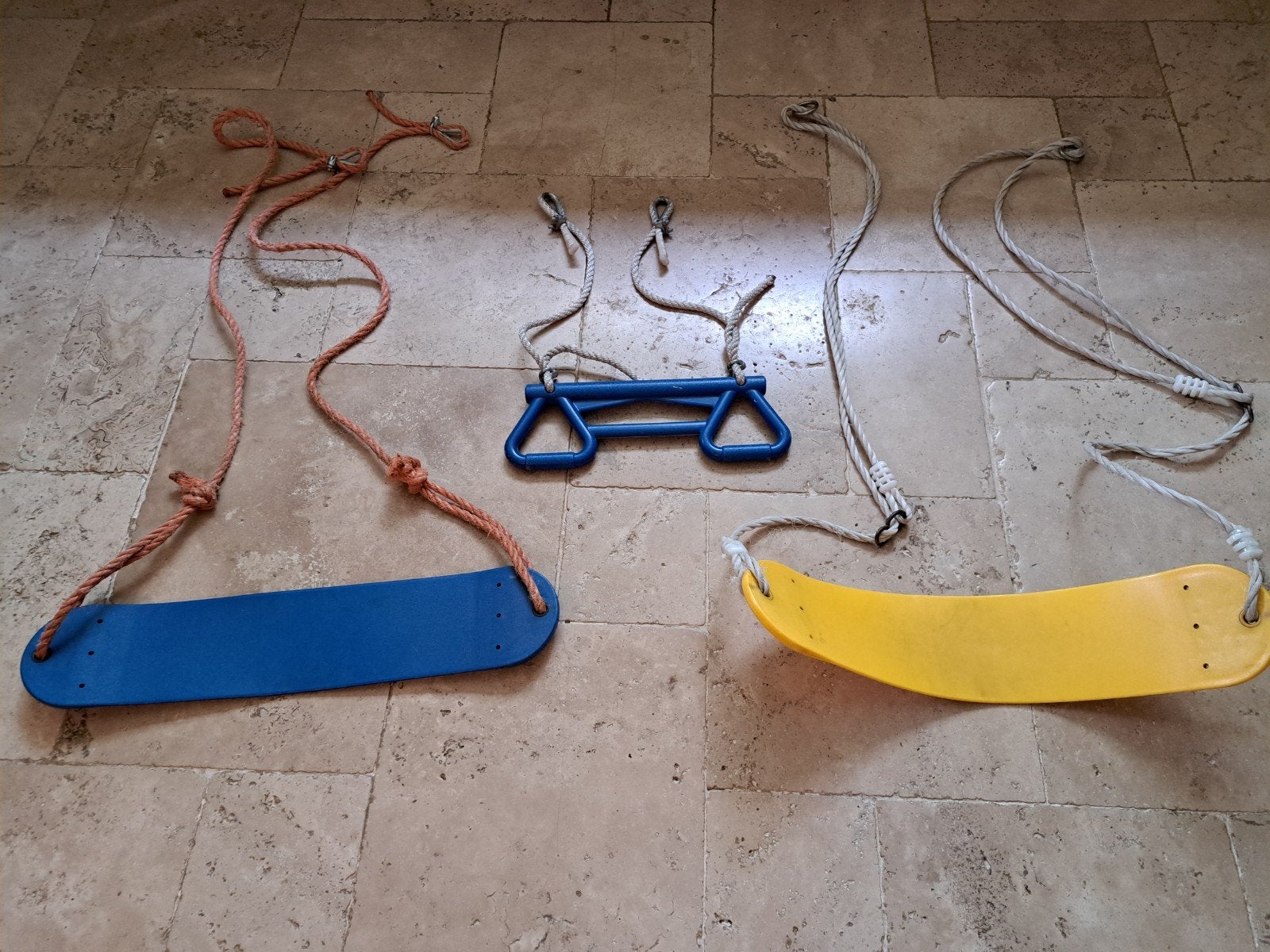 2 kunststof schommels en een kunststof pullbar, Ophalen of Verzenden, Gebruikt