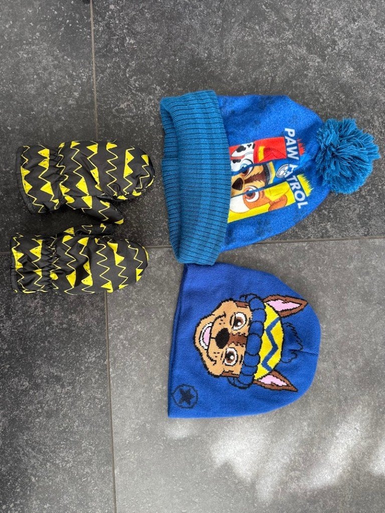 Paw Patrol winterset: skiwanten + 2 mutsen, Kinderen en Baby's, Gebruikt, Jongen of Meisje, Ophalen of Verzenden, Handschoenen