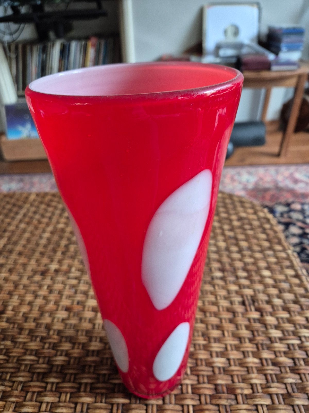 Vintage rode vaas met witte stippen - Murano stijl, Ophalen of Verzenden, Minder dan 50 cm, Rood, Glas