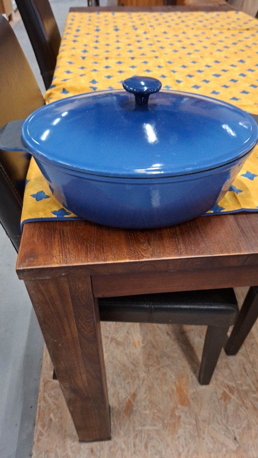 Schiterrende blauwe ovalen gietijzeren pan (30 cm ), Huis en Inrichting, Keuken | Potten en Pannen, Ophalen of Verzenden, Zo goed als nieuw
