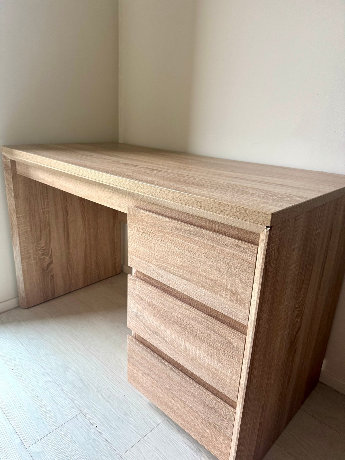 Jysk HASLUND Bureau - 119x59x75 cm, Ophalen, Gebruikt, Met lades, Spaanplaat of MDF