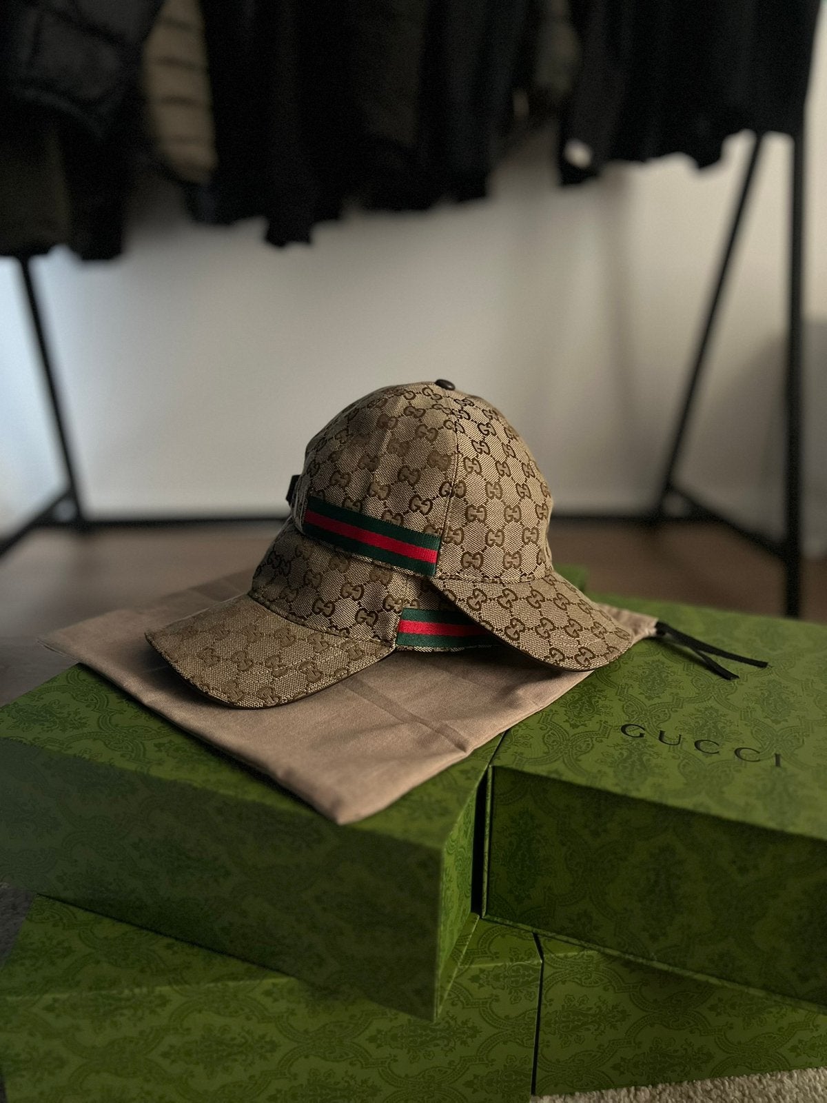 Gucci Pet Beige Maat M - Nieuw met doos en dustbag, Ophalen of Verzenden, Nieuw, Pet