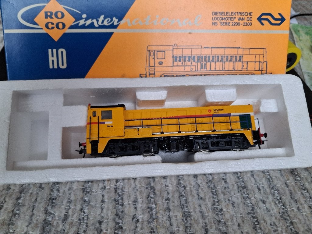 roco strukton 2200   diesel  lok     dummy  nieuw, Hobby en Vrije tijd, Modeltreinen | H0, Verzenden, Zo goed als nieuw, Roco