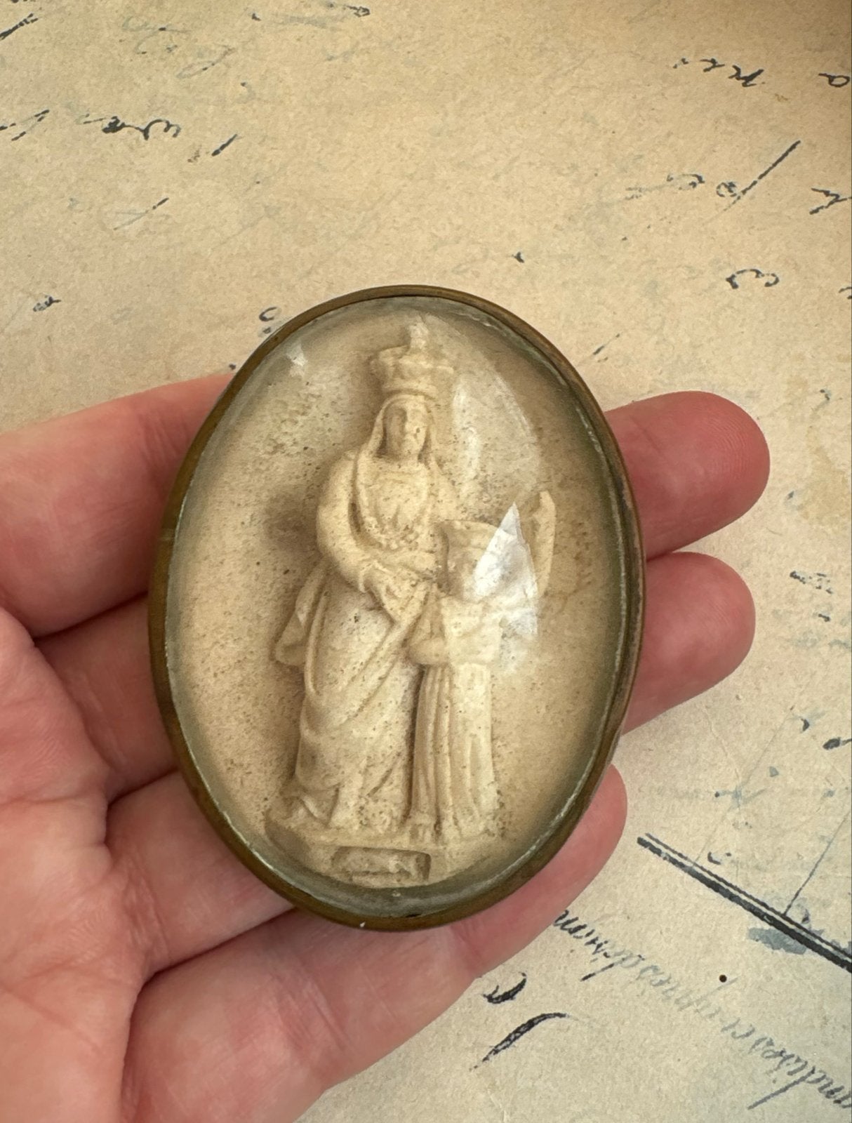 Antieke religieuze medaillon bolglas Maria met Kindje Jezus, Ophalen of Verzenden