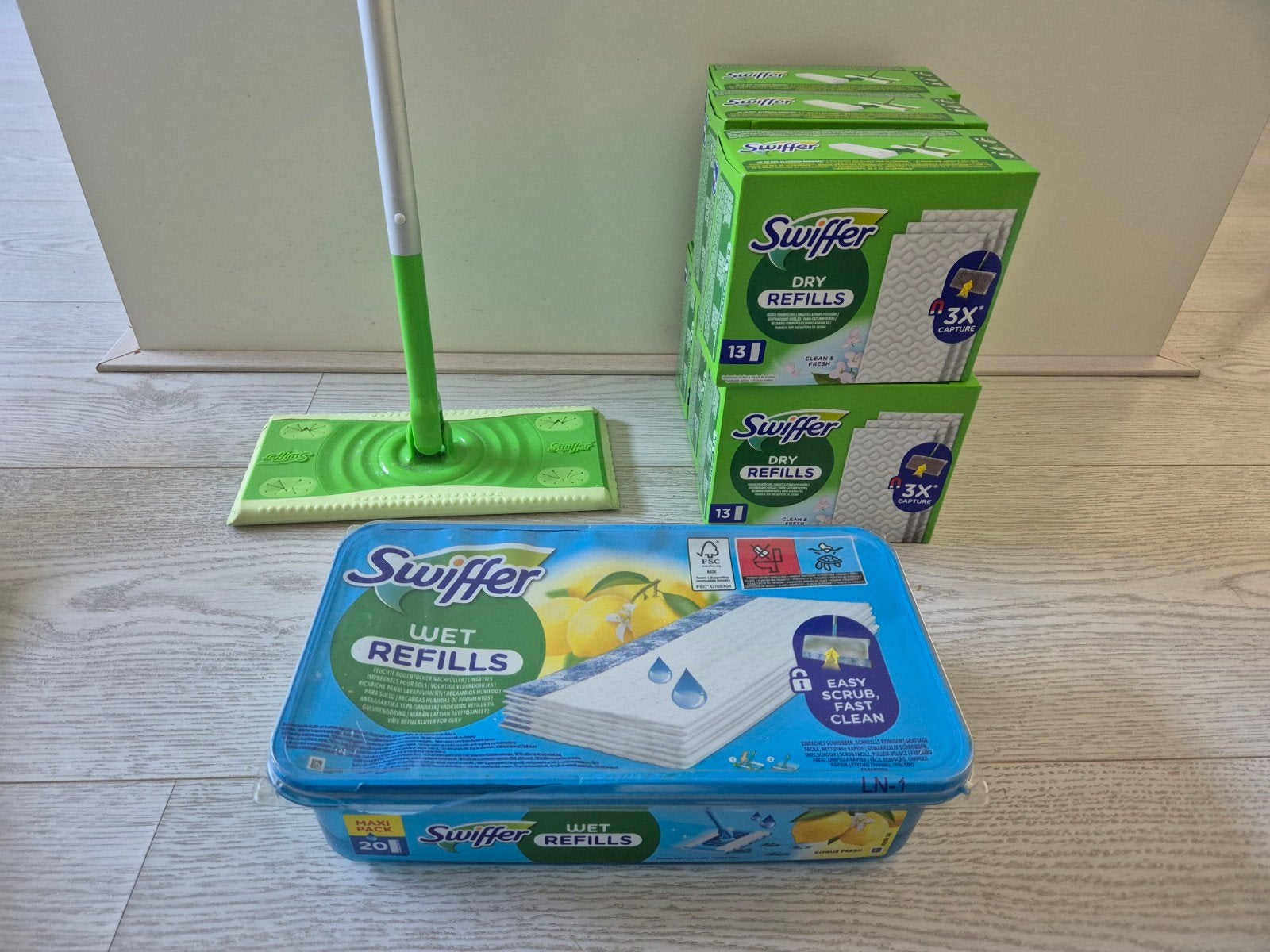 Swiffer starterset met dweil en navullingen, Huis en Inrichting, Schoonmaakartikelen, Ophalen of Verzenden, Mop of Dweil