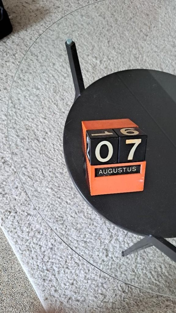 vintage plastic oranje blokken bureaukalender kalender flip, Ophalen, Huis en Inrichting