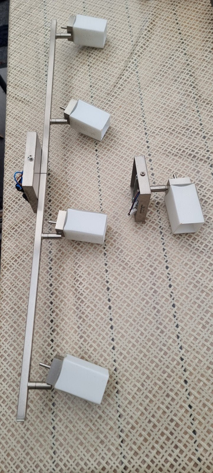 Moderne spotlampen set - 4 spots op rail + 1 losse spot, Huis en Inrichting, Halogeen, Gebruikt, Geschikt voor plafondmontage