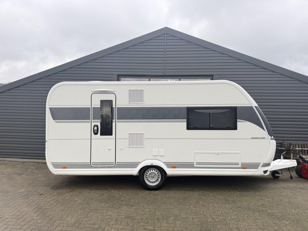 Hobby Excellent 460 SL 2026 enkele beden, zw as, 14l boiler, Caravans en Kamperen, Schokbreker, Hobby, Bedrijf, Treinzit