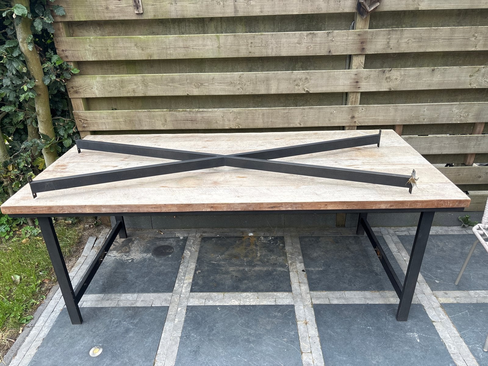 Robuuste eettafel met houten blad en metalen onderstel, Ophalen, Gebruikt, 100 tot 150 cm, 150 tot 200 cm
