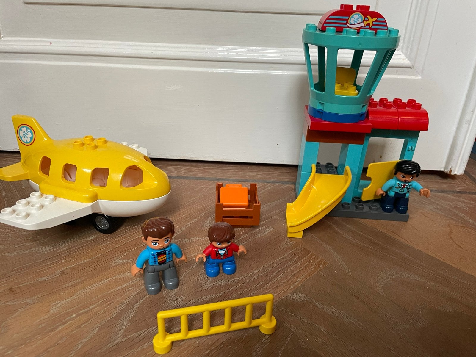 LEGO Duplo Vliegveld 10871 met vliegtuig en figuren, Ophalen of Verzenden, Gebruikt, Overige merken