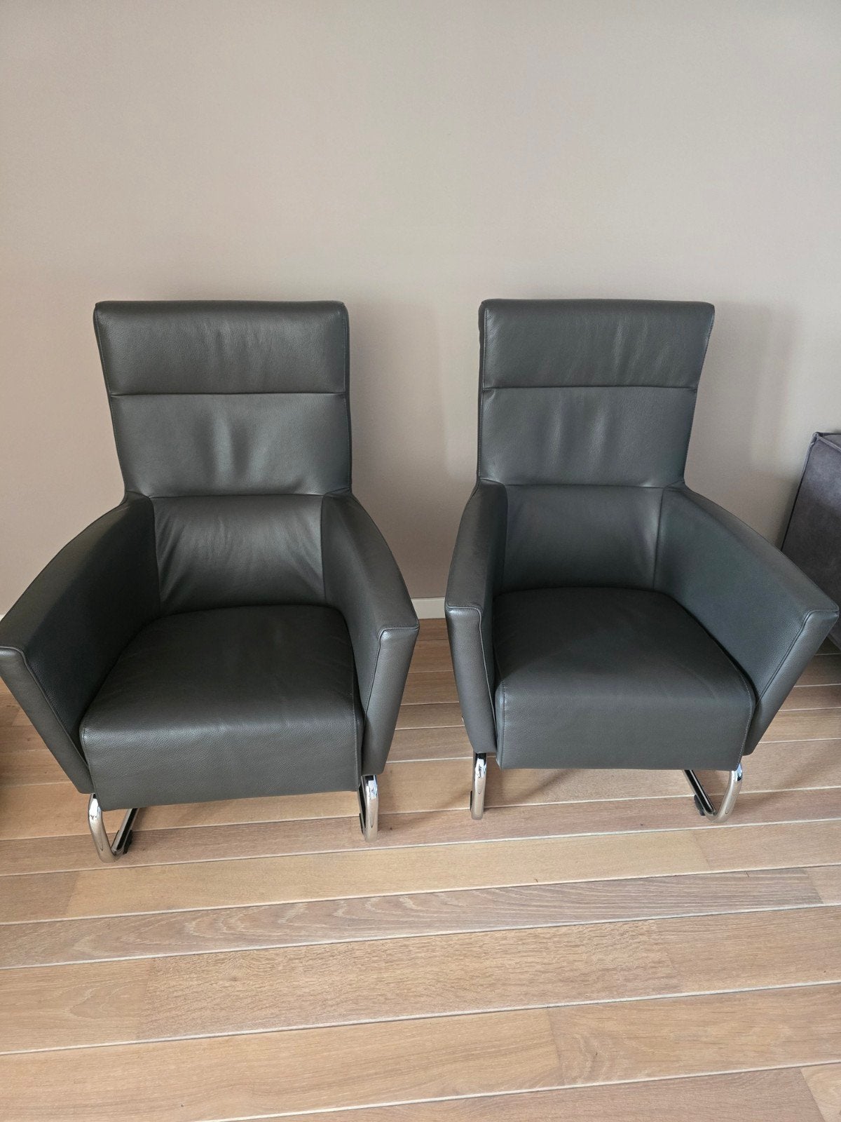 2 Manzoni fauteuils - Antraciet - Zeer nette staat, Ophalen, Zo goed als nieuw, Leer