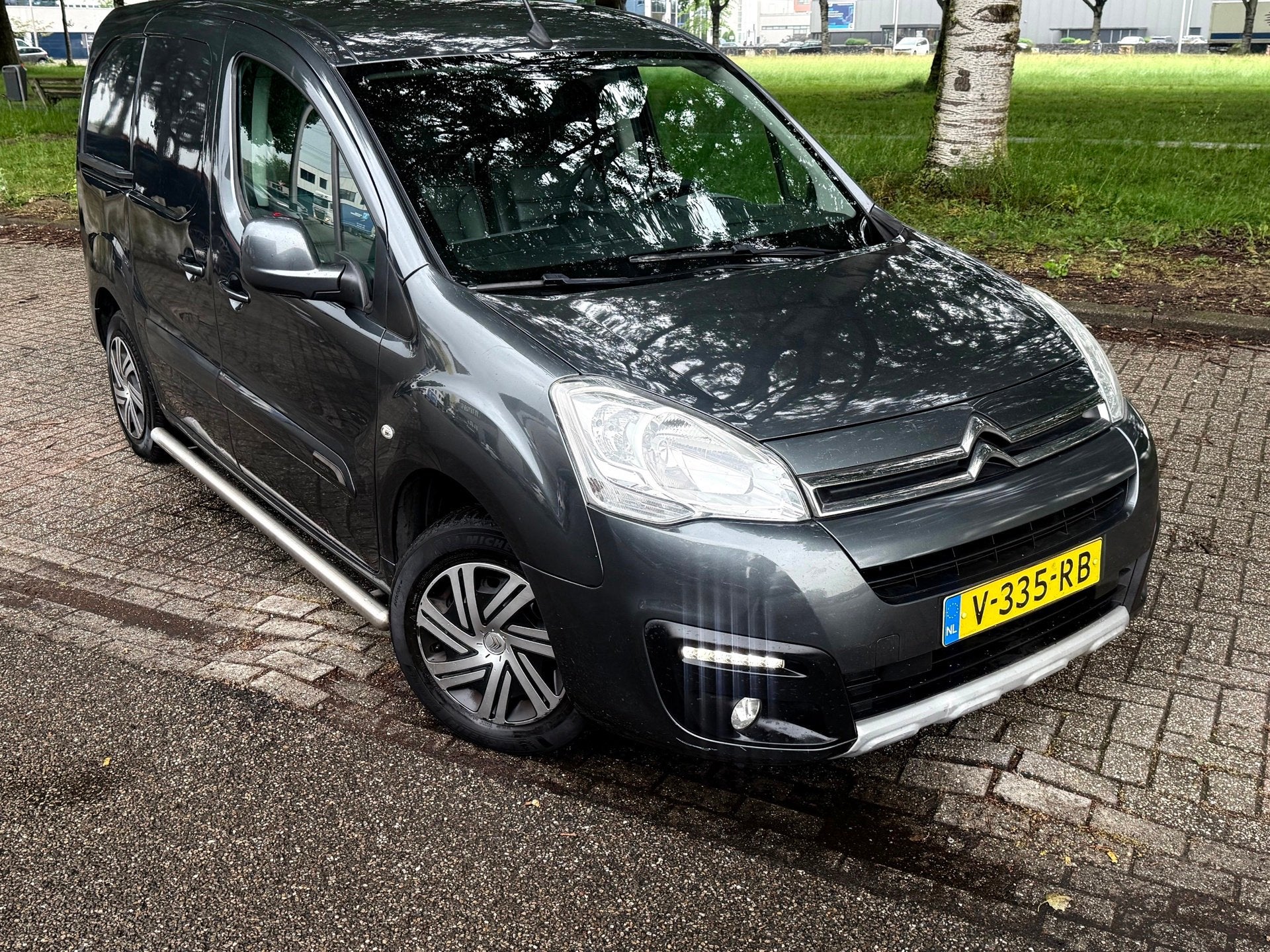 Citroen Berlingo 1.6 BlueHDI 75 dark edition. Leder, Auto's, Bestelauto's, Voorwielaandrijving, Gebruikt, Euro 6, 4 cilinders