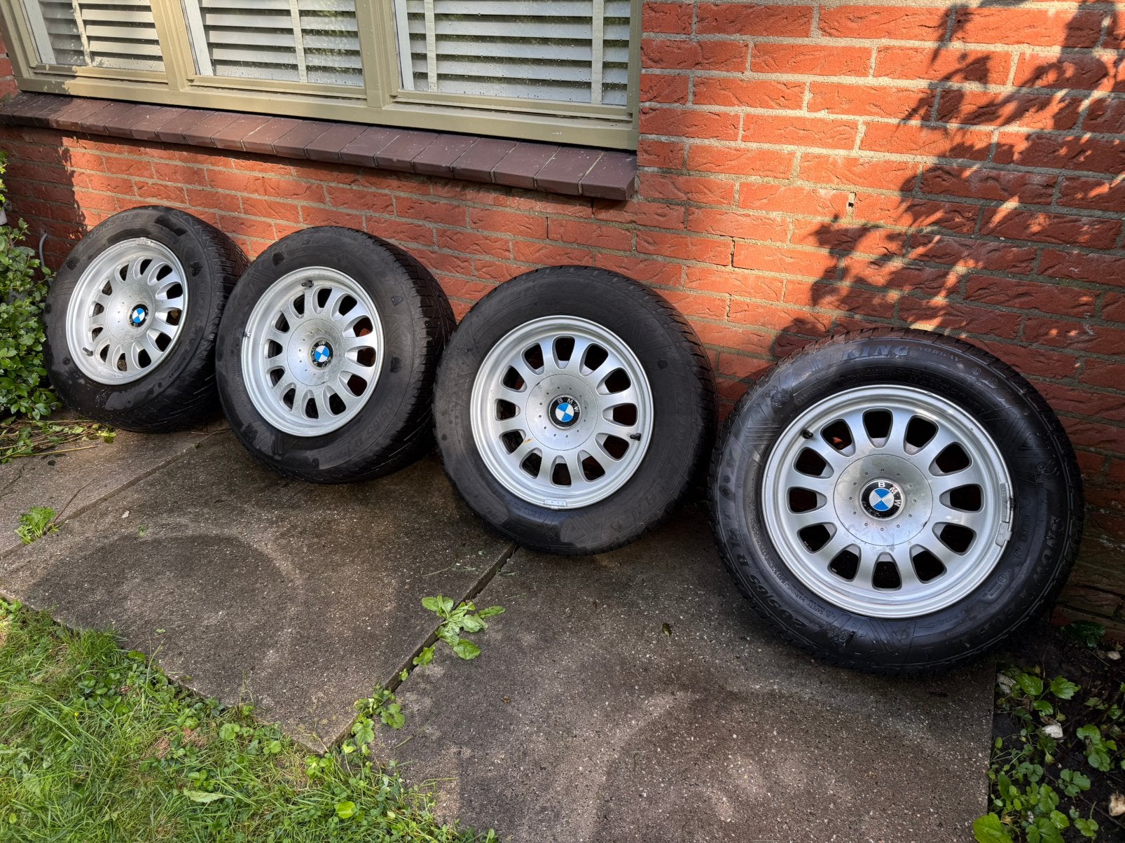 BMW 15 inch velgen + Viking winterbanden 205/65 R15, Ophalen, 15 inch, Banden en Velgen, 205 mm