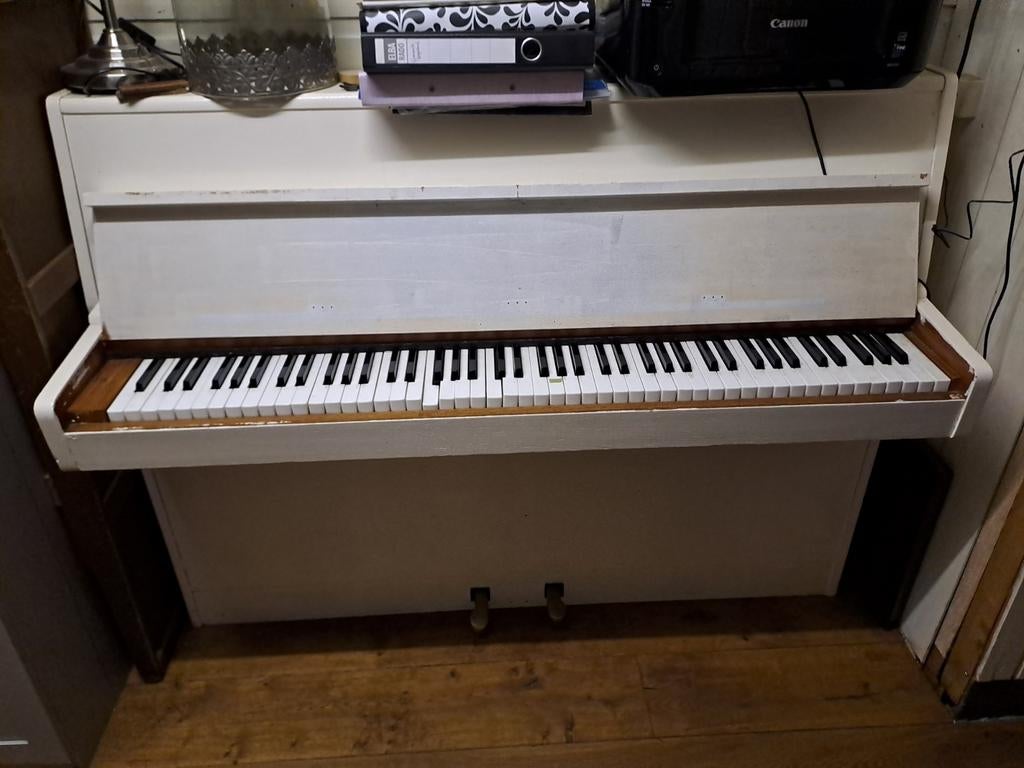 Gratis piano - leuk voor de sier of met wat aandacht, Ophalen, Gebruikt, Wit, Piano