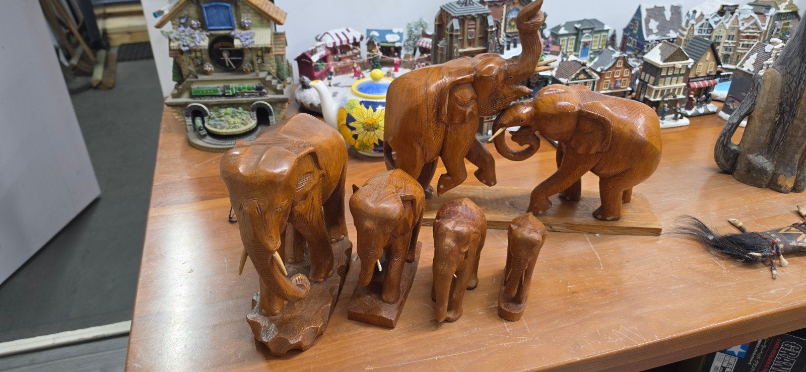 Set van 6 handgesneden houten olifantenbeelden, Antiek en Kunst, Ophalen, 20 - 50 cm, Beeld, Hout