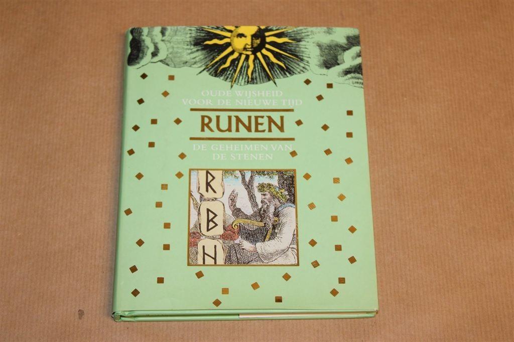 Runen — Oude Wijsheid & Geheimen van de Stenen, Boeken, Ophalen of Verzenden, Gelezen, Europa