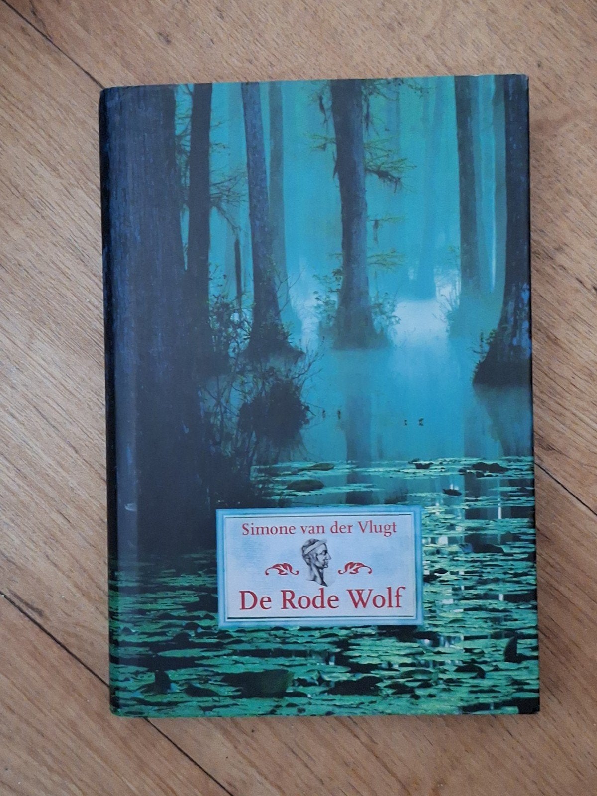 De Rode Wolf - Simone van der Vlugt (Hardcover), Boeken, Ophalen of Verzenden, Zo goed als nieuw, Simone van der Vlugt