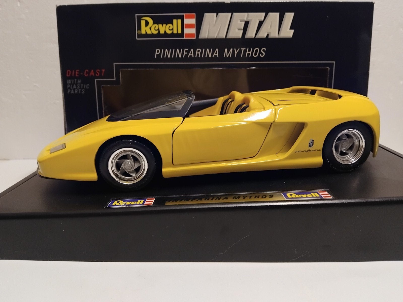Ferrari Mythos yellow Edition Revell metal 1:18 KRD, Ophalen of Verzenden, Zo goed als nieuw, Auto, Revell