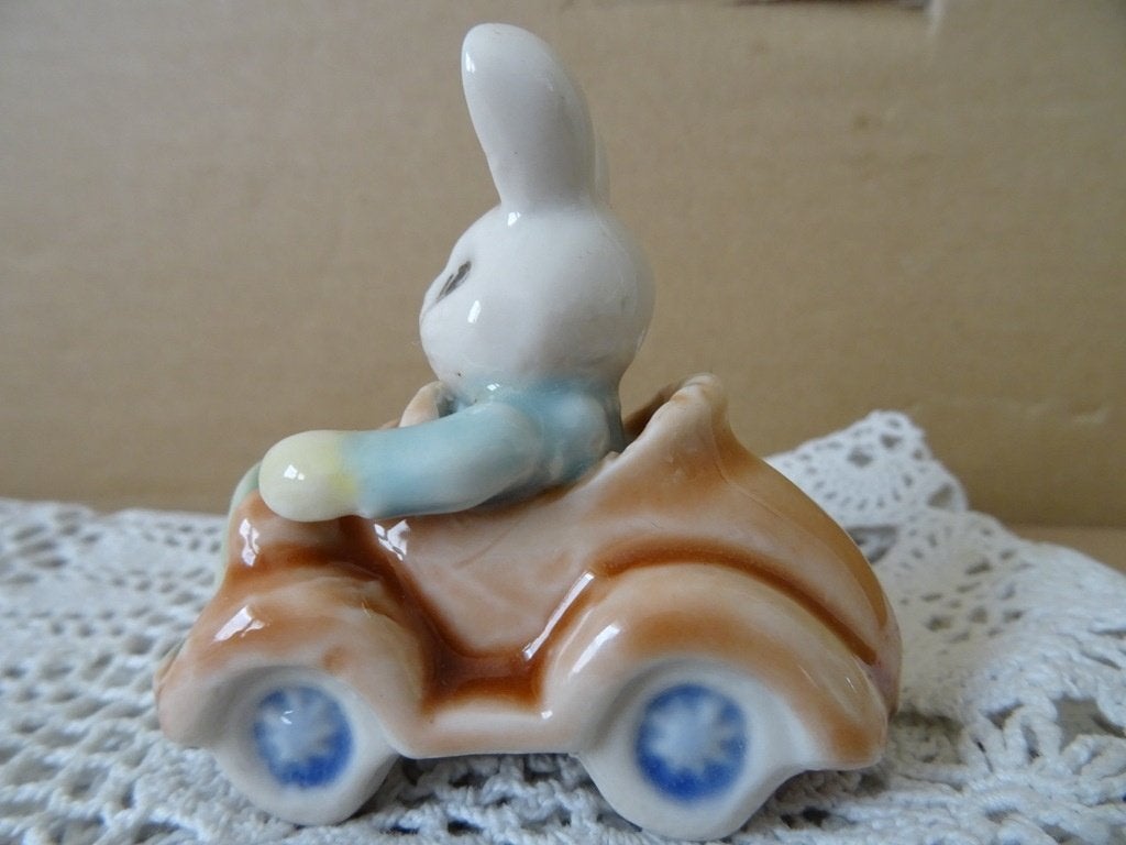 Curiosa miniatuur beeldje konijn of haas in auto Goebel ?, Ophalen of Verzenden