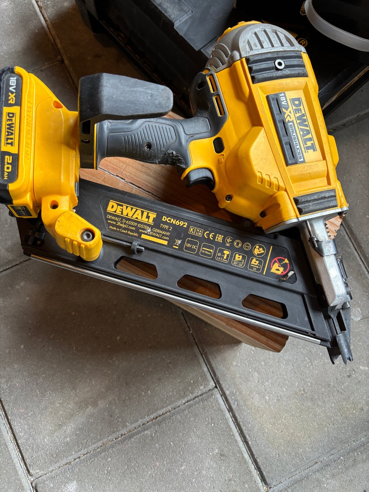 DeWalt DCN692 Spijkerpistool met 3000 spijkers en koffer, Ophalen of Verzenden, Gebruikt, Tacker/nietmachine, DeWalt