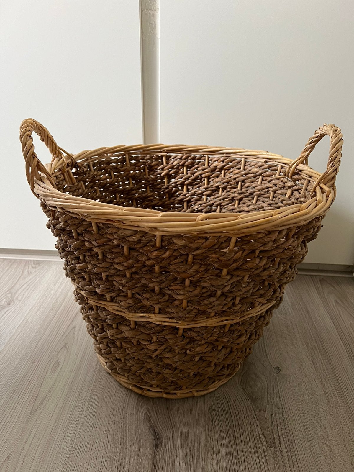 Rieten mand, Huis en Inrichting, Woonaccessoires | Schalen en Manden, Ophalen, Mand, Rond, Zo goed als nieuw