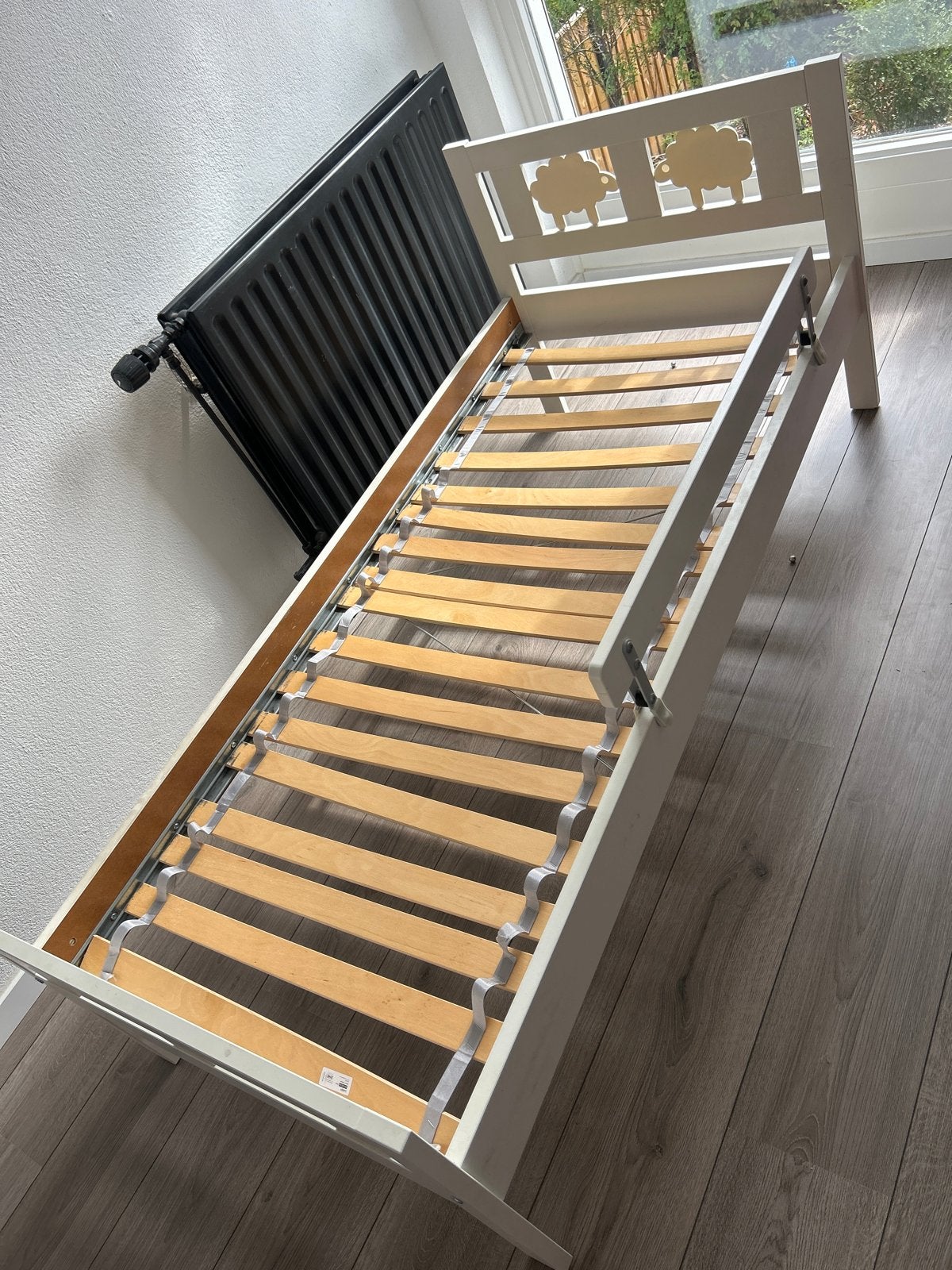 Ikea peuterbed met lattenbodem - Wit met schaapjes, Ophalen, Gebruikt, 70 tot 85 cm, Lattenbodem