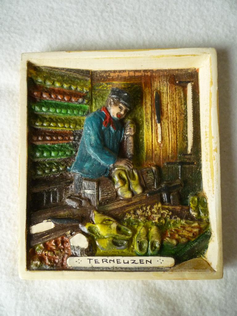 Wandtegel gips relief afbeelding klompenmaker | Terneuzen, Antiek en Kunst, Antiek | Wandborden en Tegels, Ophalen of Verzenden